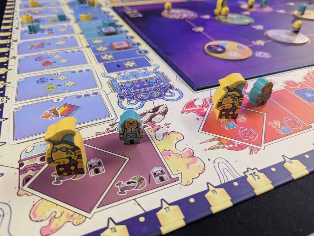 Nahaufnahme des Follow-Mechanismus im Brettspiel Transgalactica mit einer großen gelben Kapitänsfigur und kleinen Crew-Meeple auf dem Spielplan.