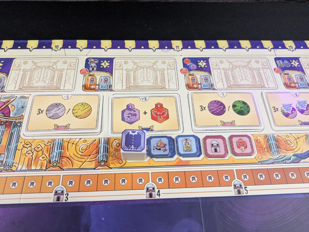 Detailaufnahme der Senatsbüros auf dem Transgalactica-Spielbrett mit den goldenen und silbernen Sitzen.
