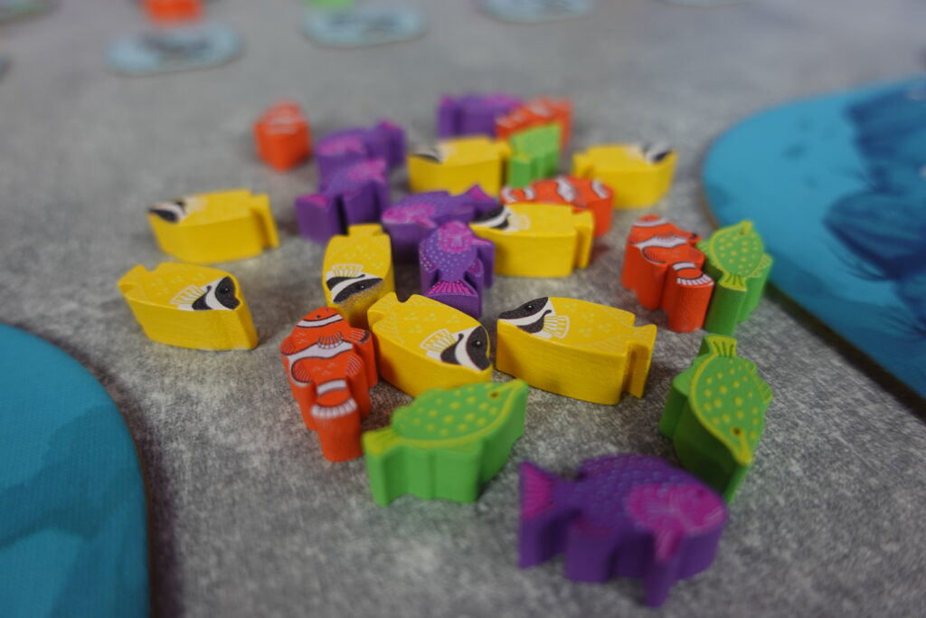 Die bedruckten Holz-Fisch-Meeple sin der Hingucker