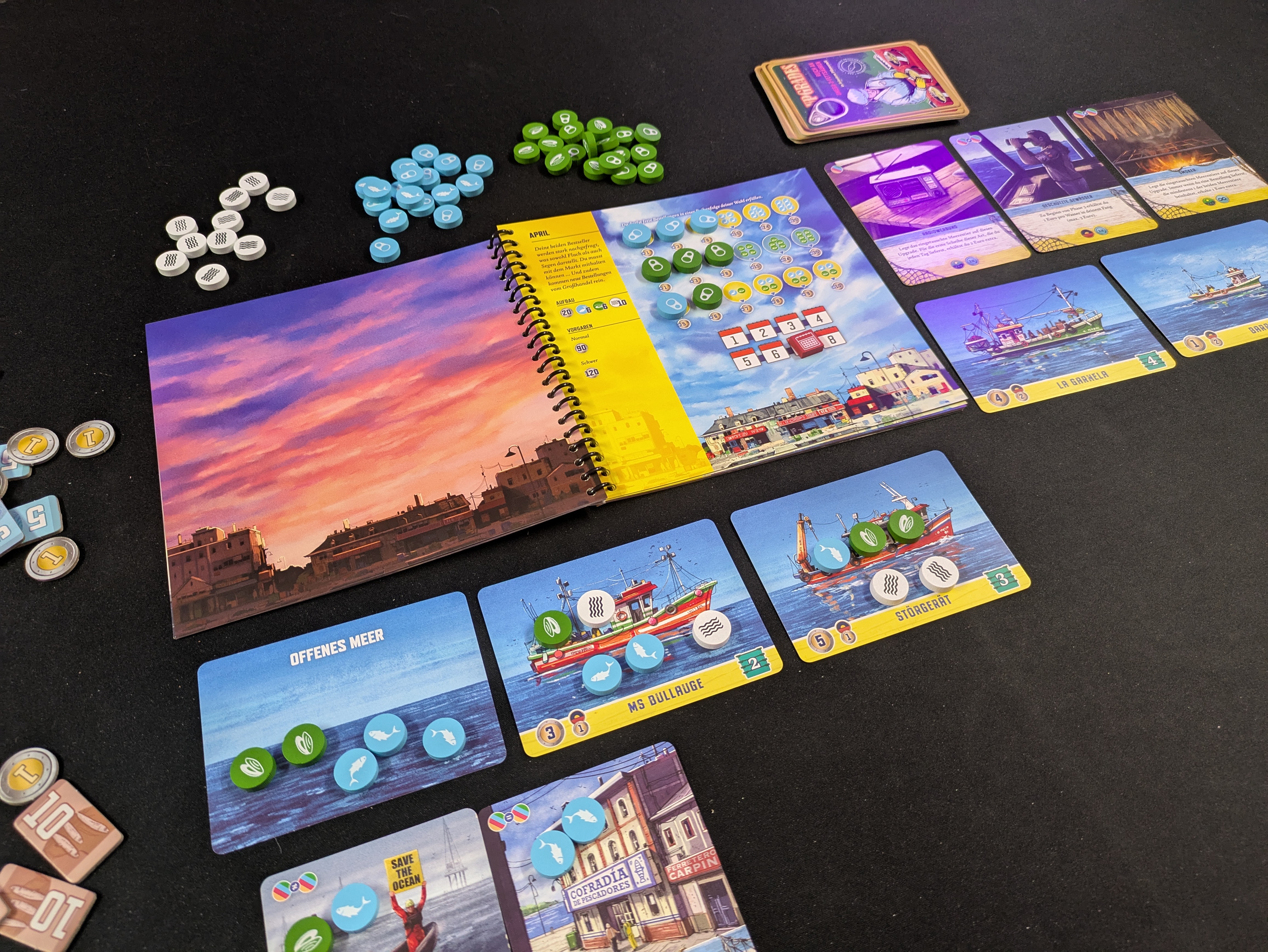Aufgeschlagenes Ringbuch des Solospiel Conservas, das als übersichtlicher Spielplan dient.