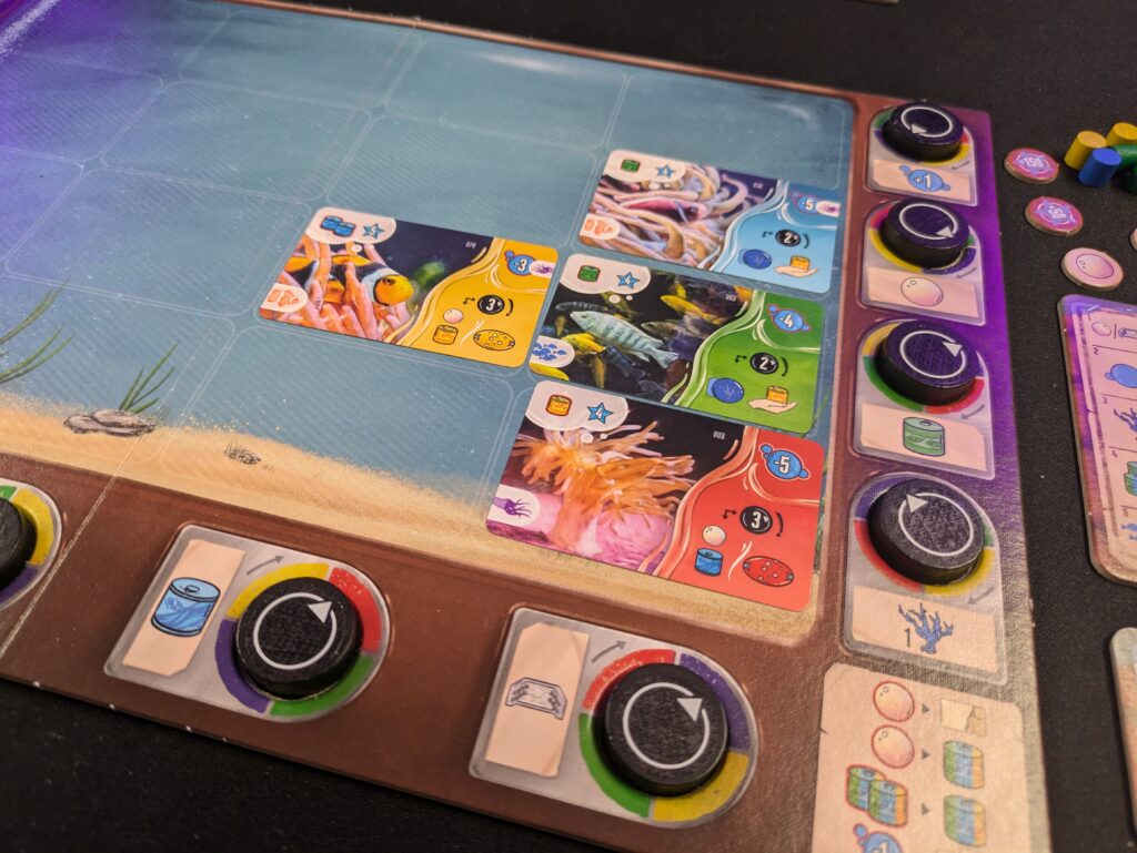 Nahaufnahme der drehbaren Regler für die Mikroflora auf dem Spieler-Tableau des Brettspiels Aquaria.