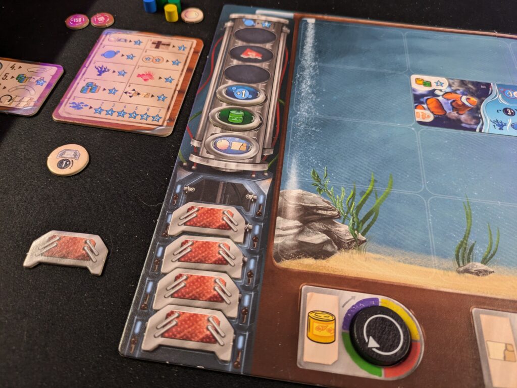 Eingesetzte Wasserfilter und Filterschwämme auf dem Spieler-Tableau des Brettspiels Aquaria.